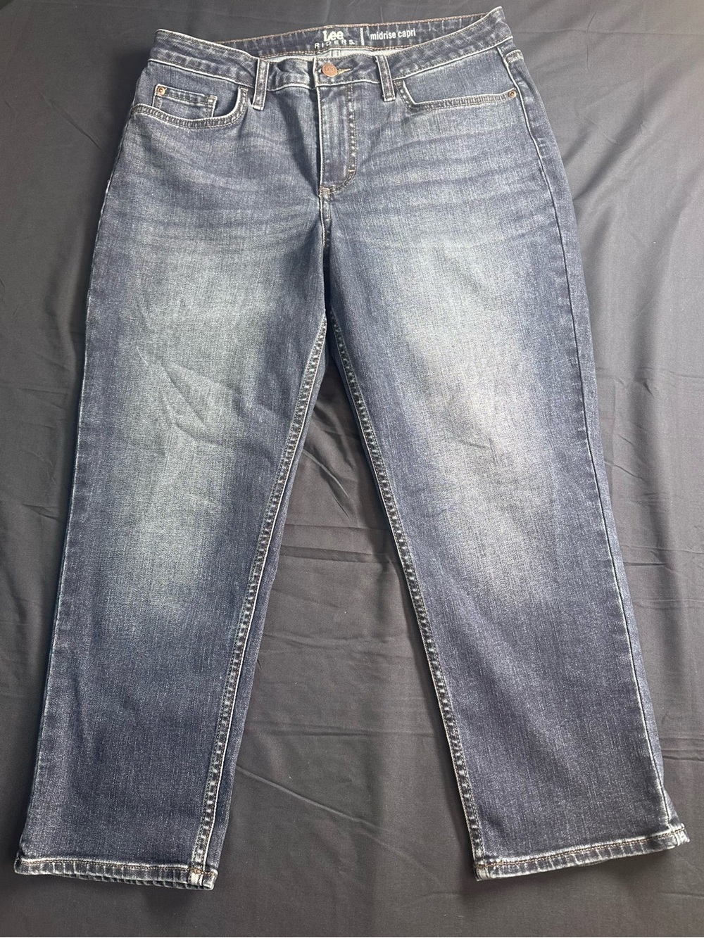 Lee riders midrise capri Women’s Jeans - Medium Wash Blue size 10M